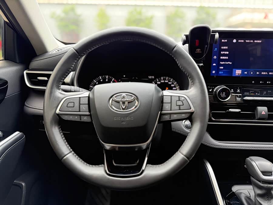 Toyota Highlander 2023 car image #12