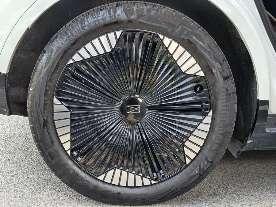 Avatr 11 2024 car image #12