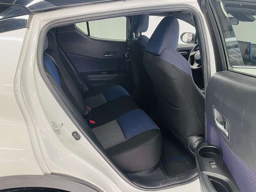 Toyota C-HR 2020 car image #12