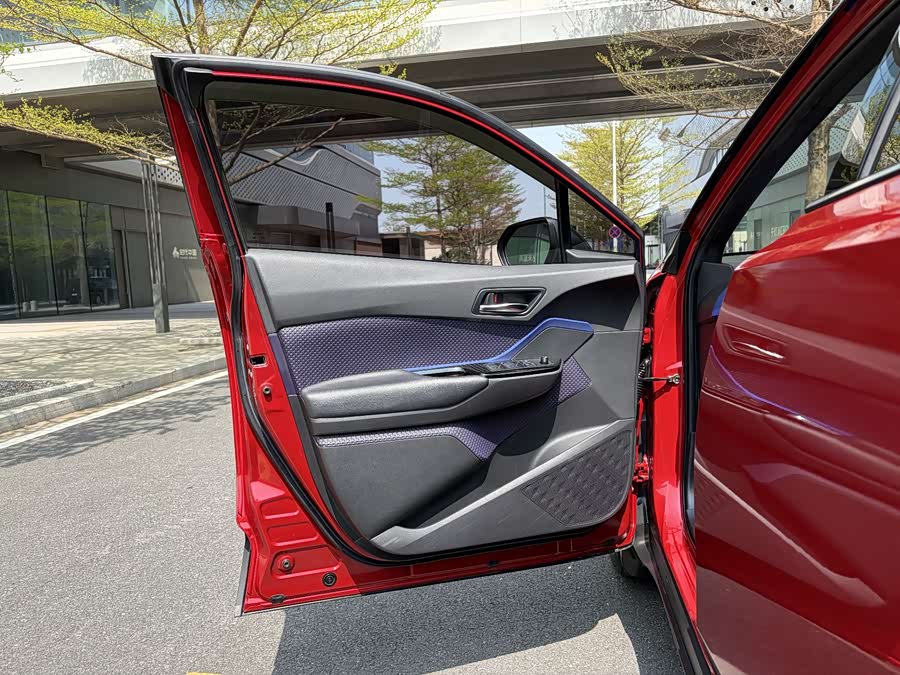 Toyota C-HR 2018 car image #12