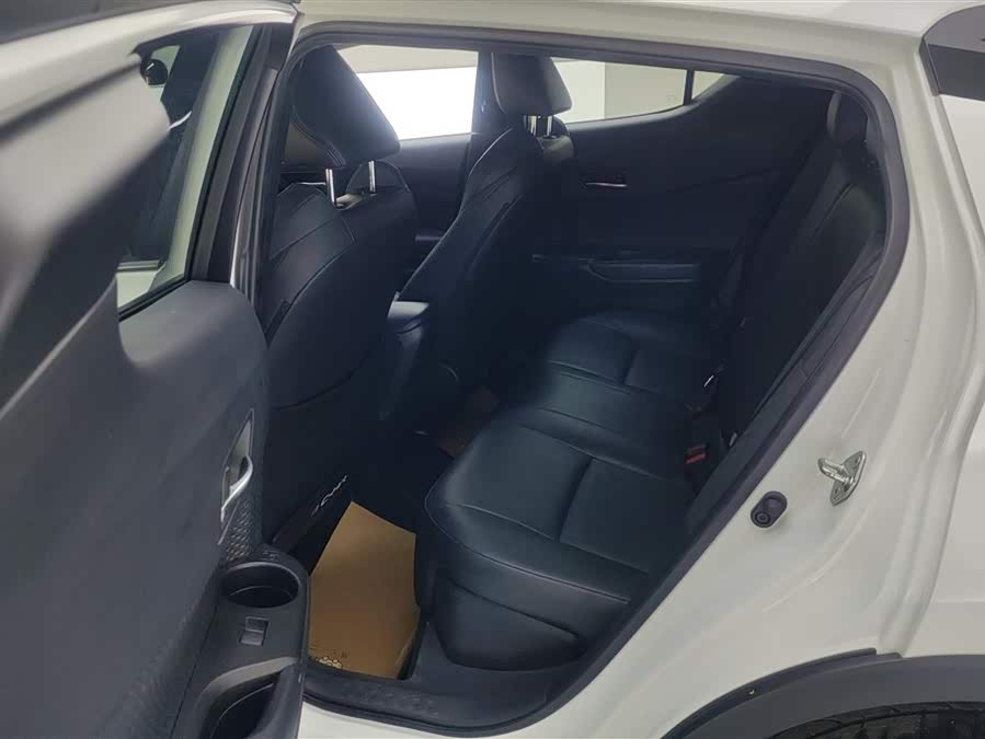 Toyota C-HR 2019 immagine di auto #12