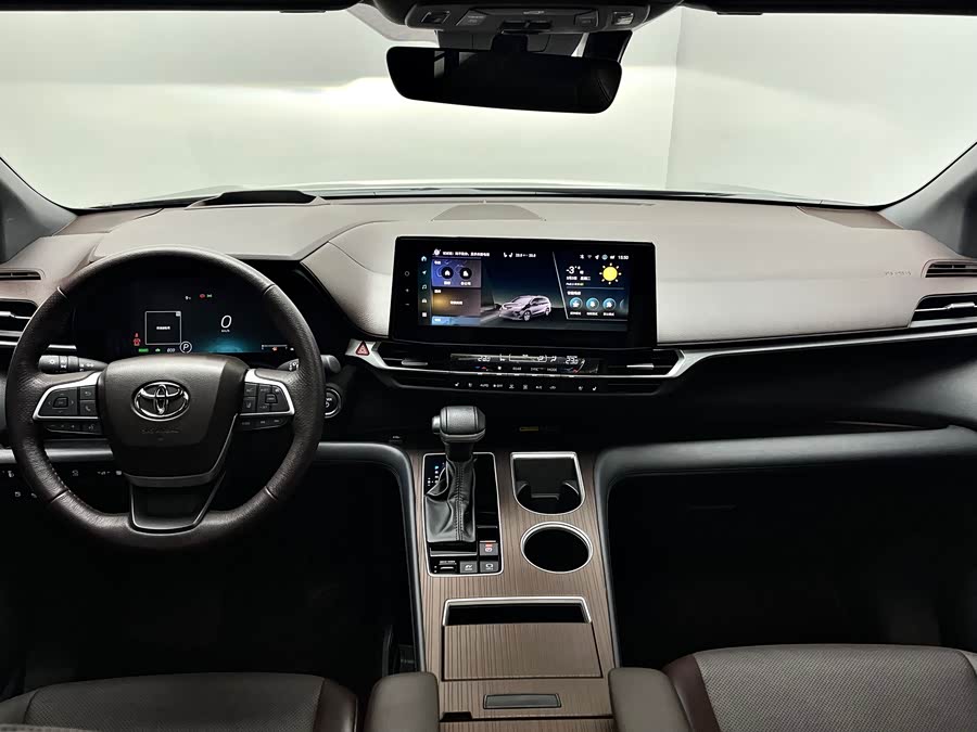 Toyota Granvia 2024 car image #12