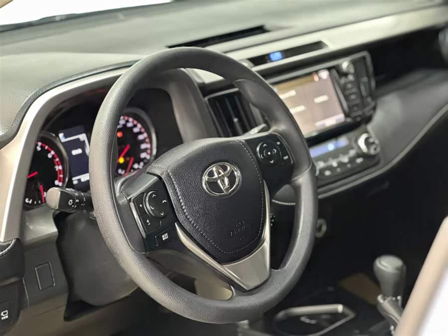 Toyota RAV4 2019 car image #12