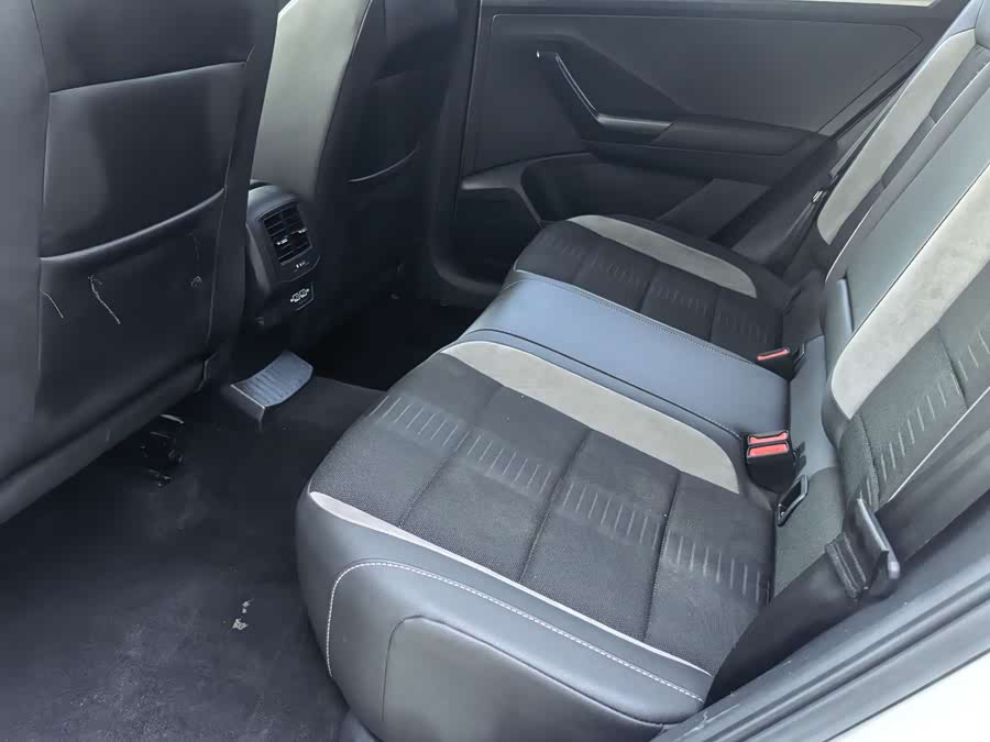Volkswagen T-Roc 2023 car image #12