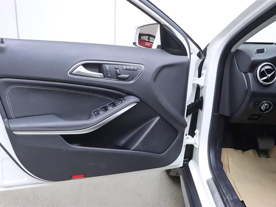 Mercedes-Benz GLA Class 2016 car image #12