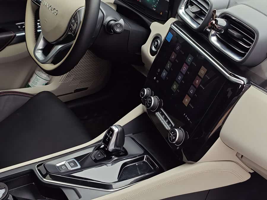 Lynk & Co 02 2019 car image #12