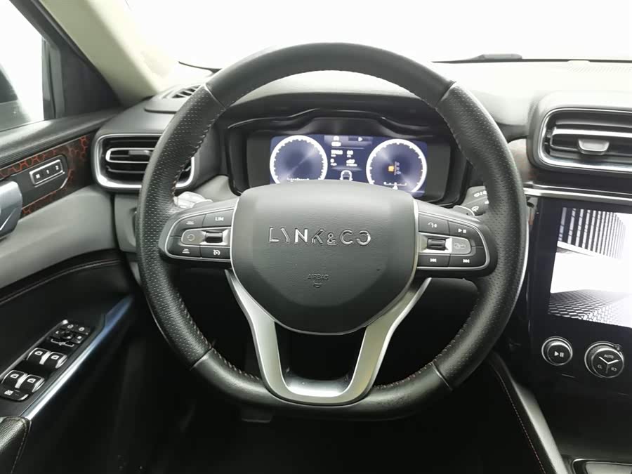 Lynk & Co 02 2018 car image #12