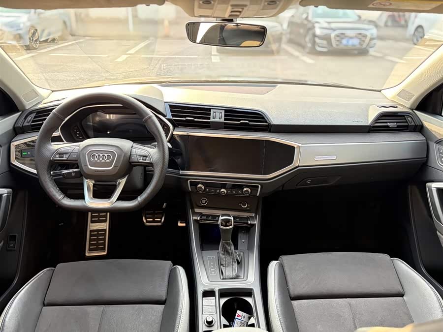 Audi Q3 2023 car image #12