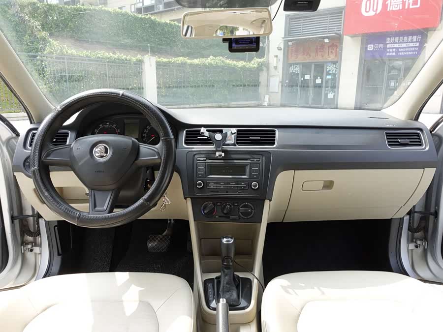 Skoda Rapid 2016 immagine di auto #12