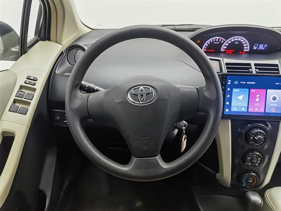 Toyota Yaris 2013 car image #12