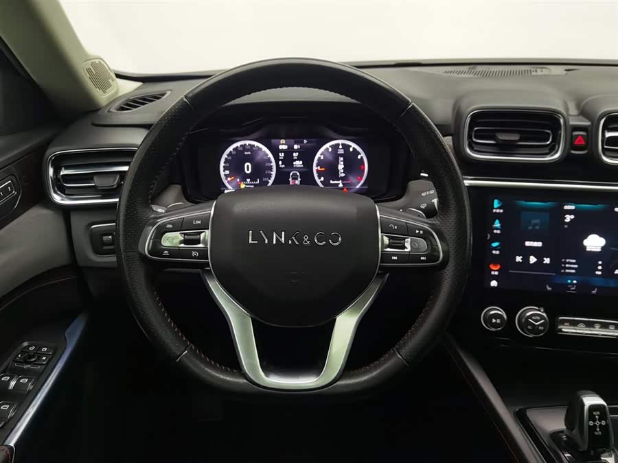 Lynk & Co 02 2019 car image #12