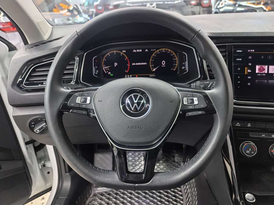 Volkswagen T-Roc 2022 car image #12