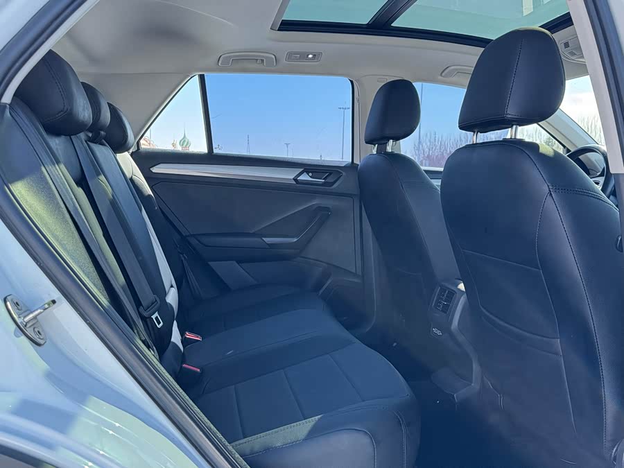Volkswagen T-Roc 2023 car image #12