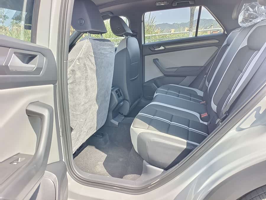 Volkswagen T-Roc 2026 car image #12