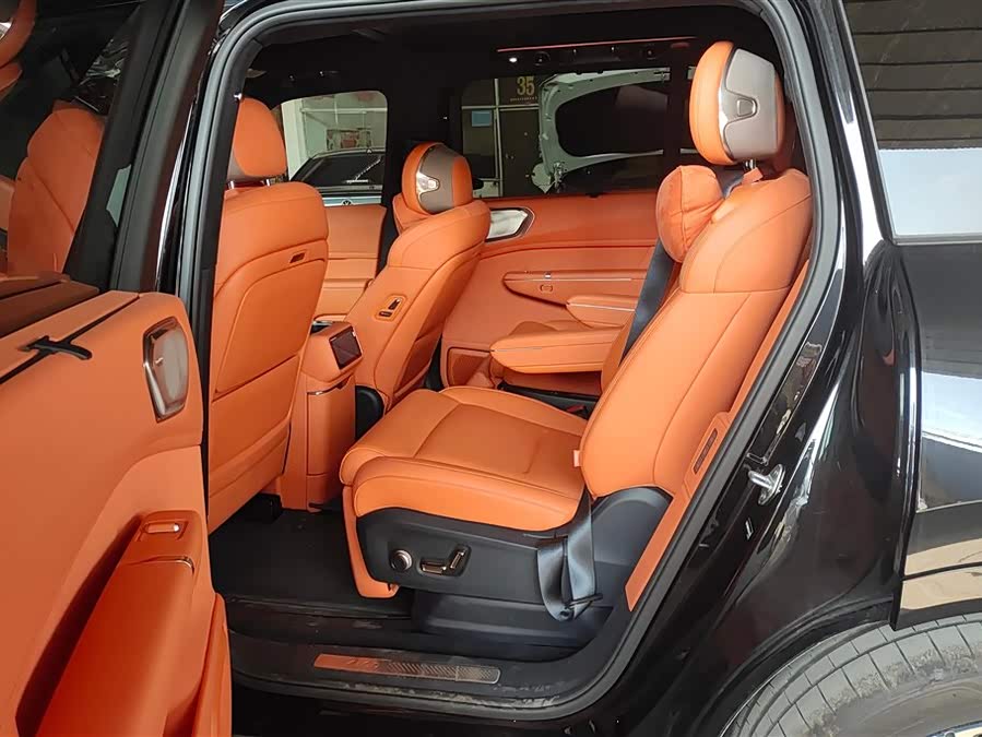 Lynk & Co 900 2025 car image #12