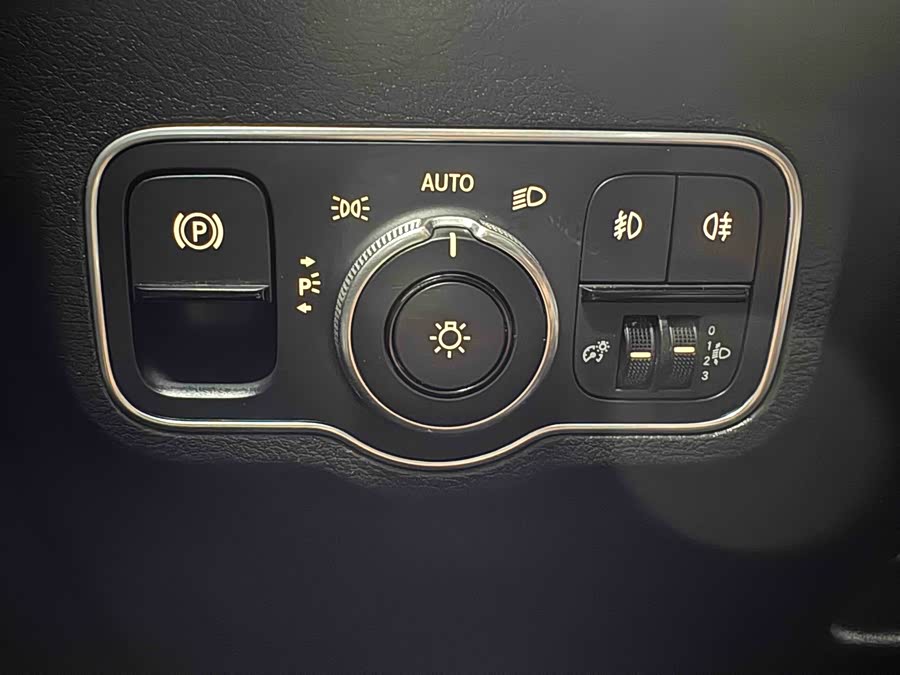 Mercedes-Benz GLA Class 2021 immagine di auto #12