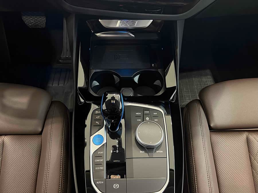 BMW iX3 2021 immagine di auto #12