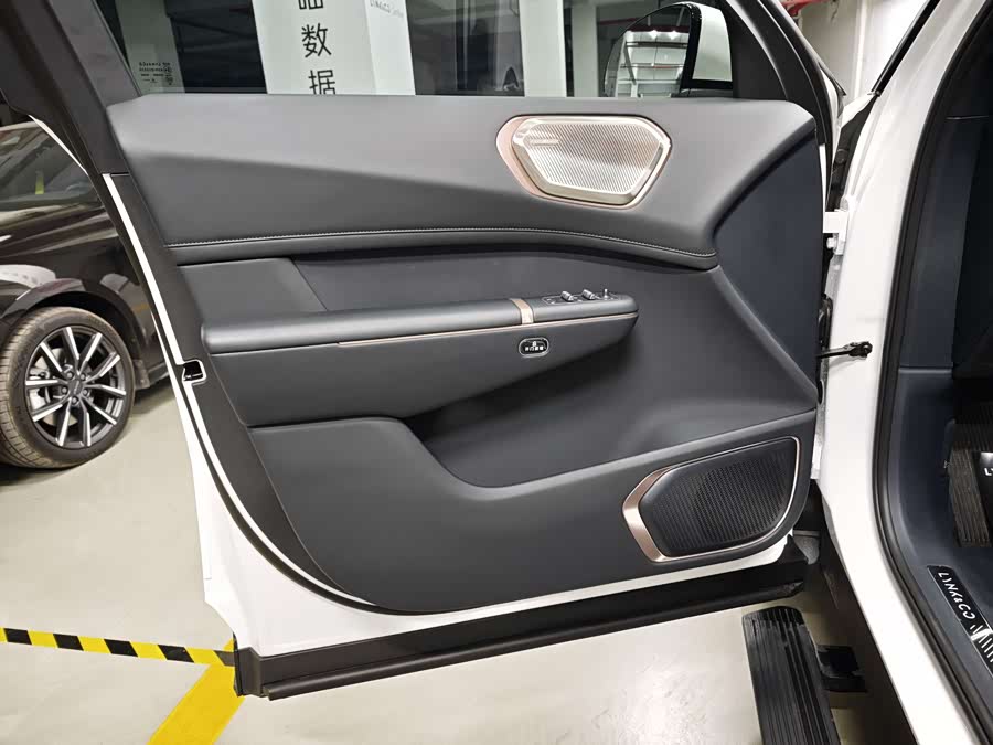 Lynk & Co 900 2025 car image #12