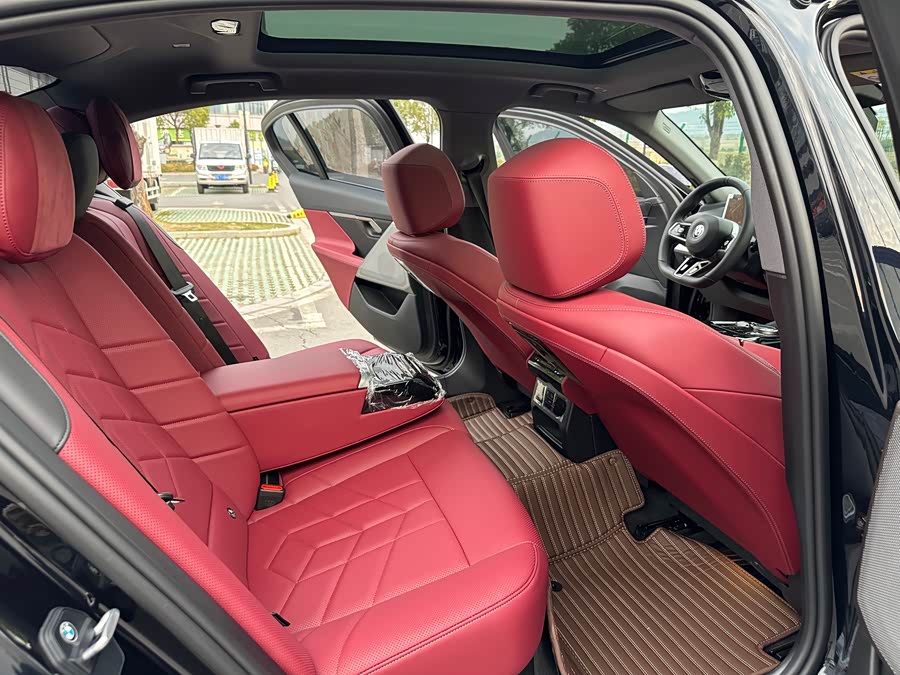 BMW 5 Series 2025 #12 BMW 5 Series 2025 car image #12