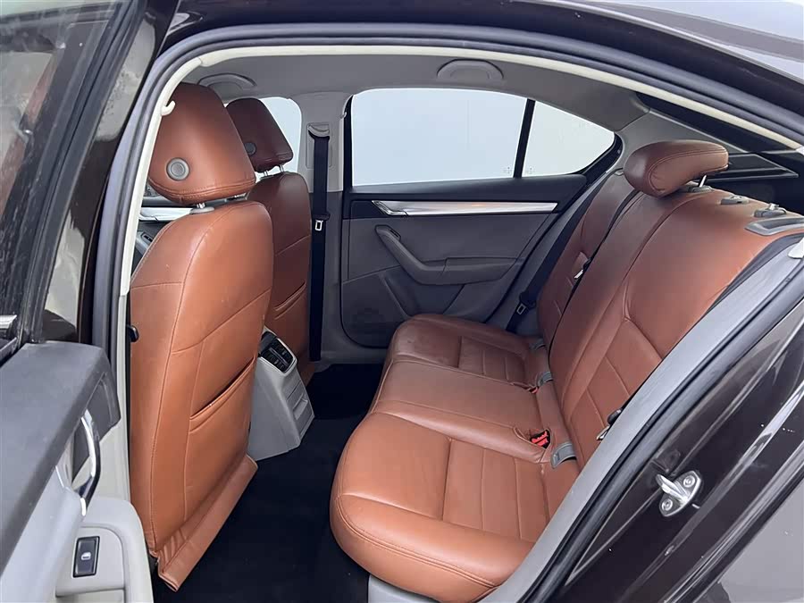 Skoda Octavia 2015 car image #12