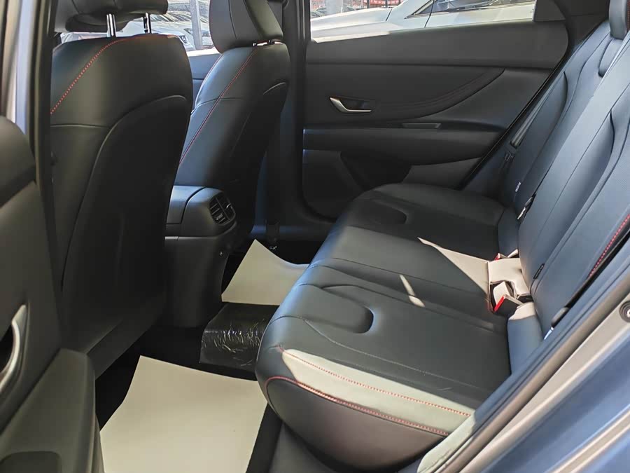 Hyundai Elantra 2023 immagine di auto #12