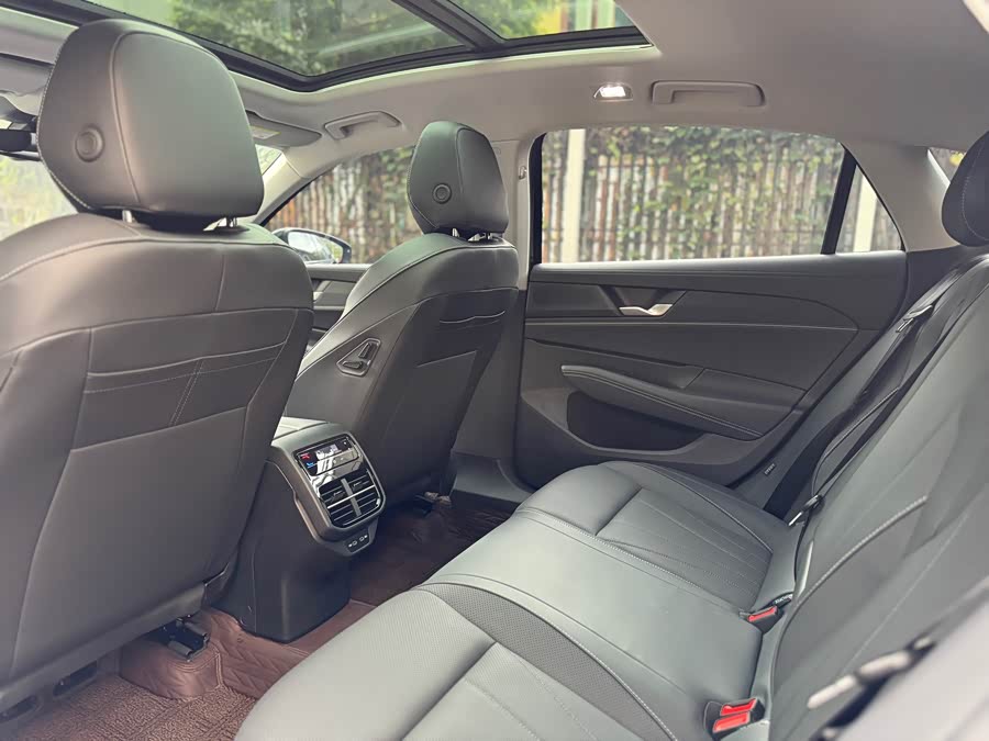 Volkswagen Passat 2025 car image #12