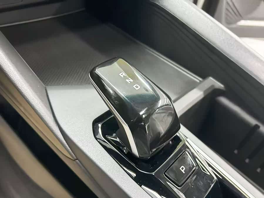 GEELY Binray 2026 car image #12