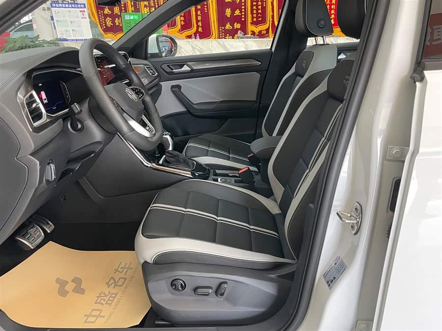 Volkswagen T-Roc 2024 car image #12
