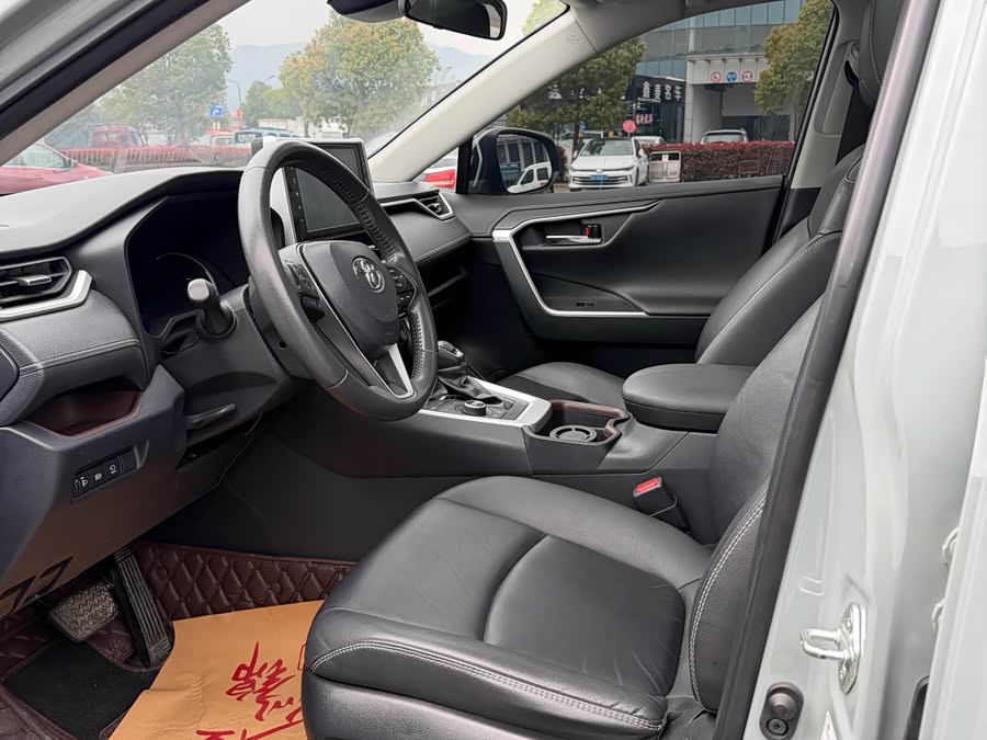 Toyota RAV4 2020 car image #12