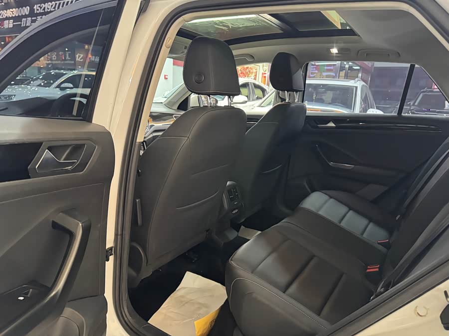 Volkswagen T-Roc 2022 car image #12