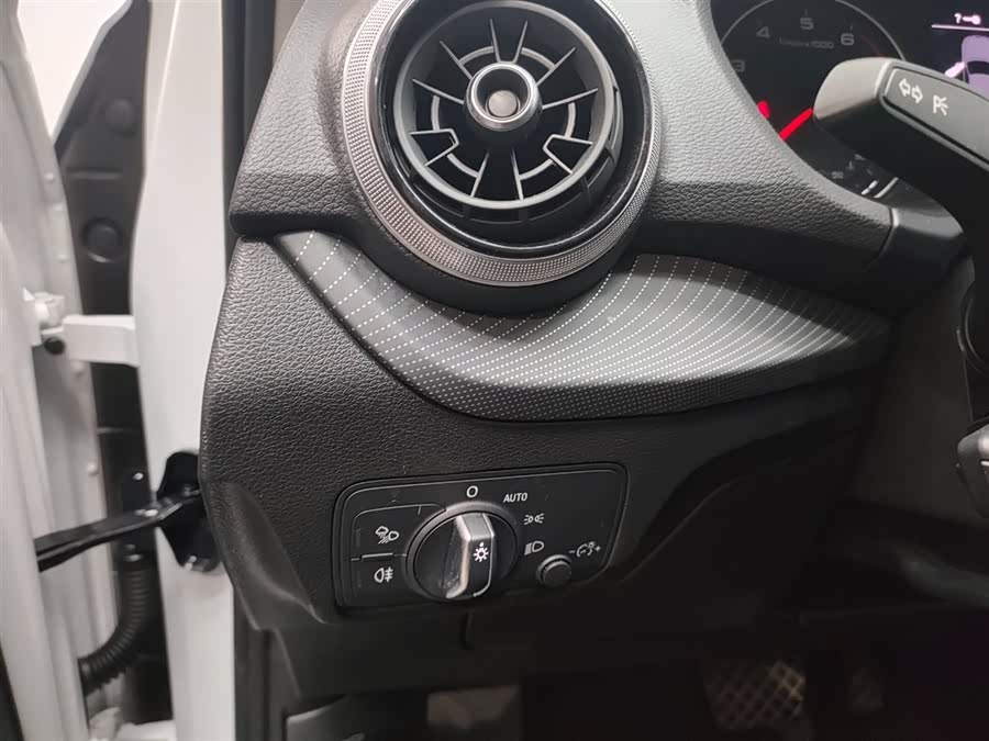 Audi Q2L 2024 صورة سيارة #12