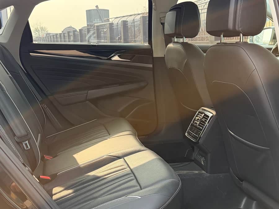 Volkswagen Passat 2023 صورة سيارة #12