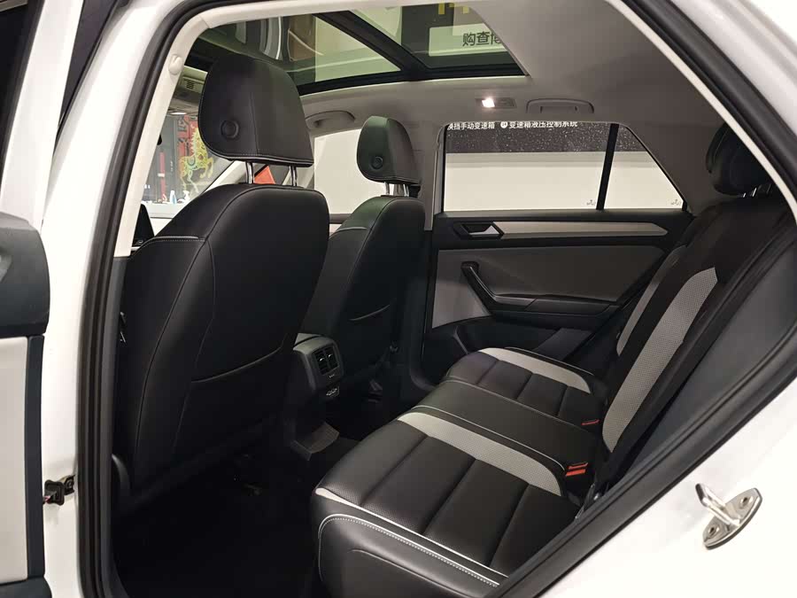 Volkswagen T-Roc 2023 car image #12