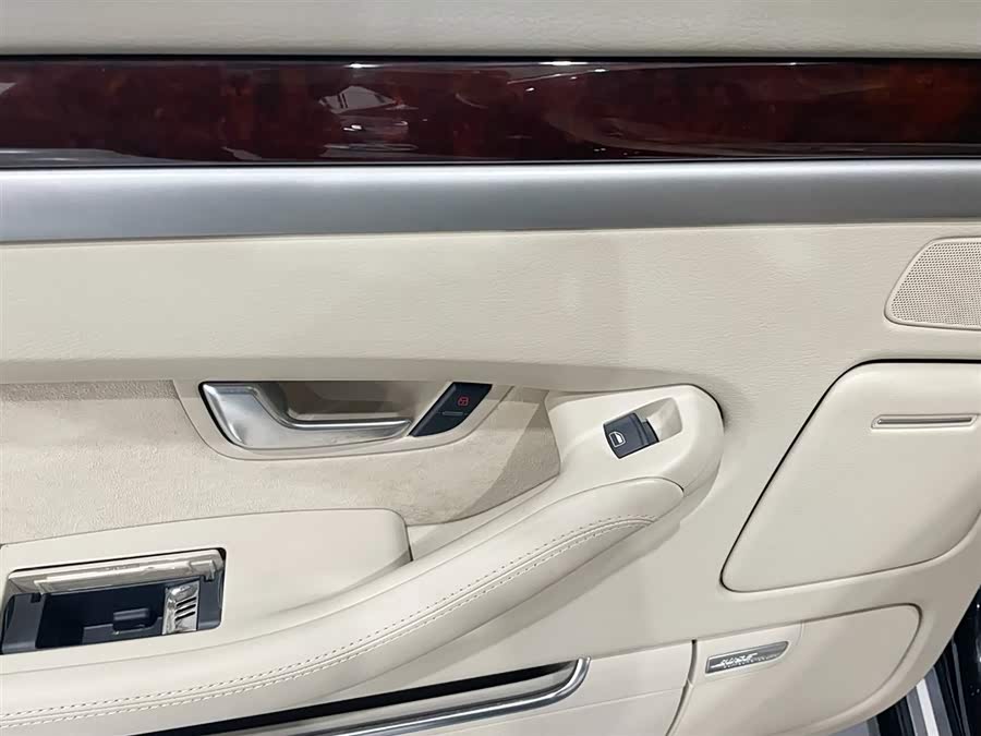 Audi A8 2010 imagem de carro #12