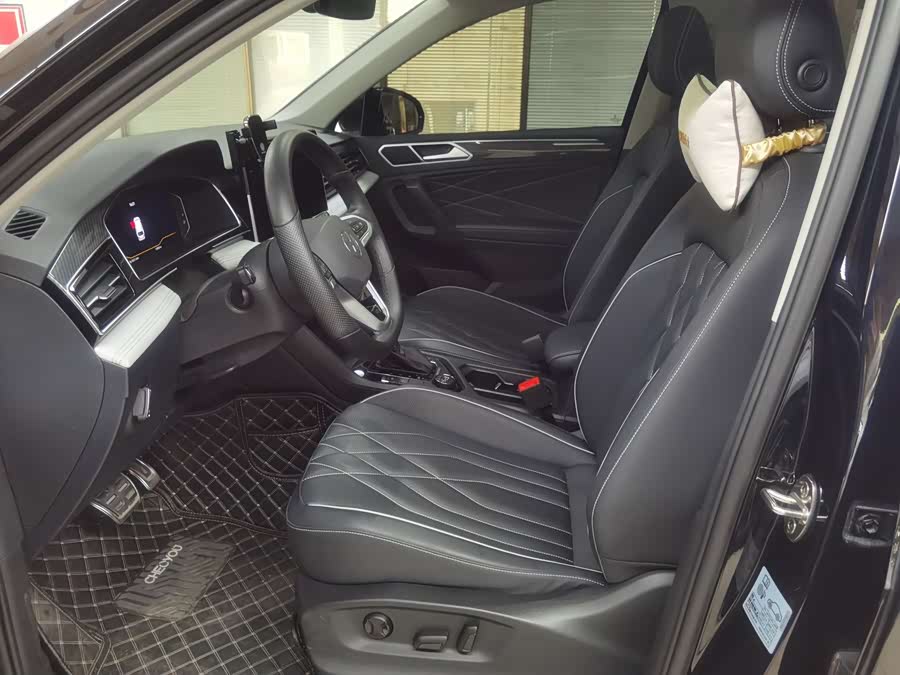 Volkswagen Tiguan L 2023 car image #12