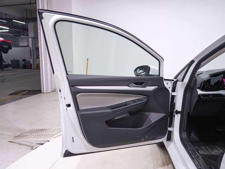 Volkswagen Golf 2022 car image #12