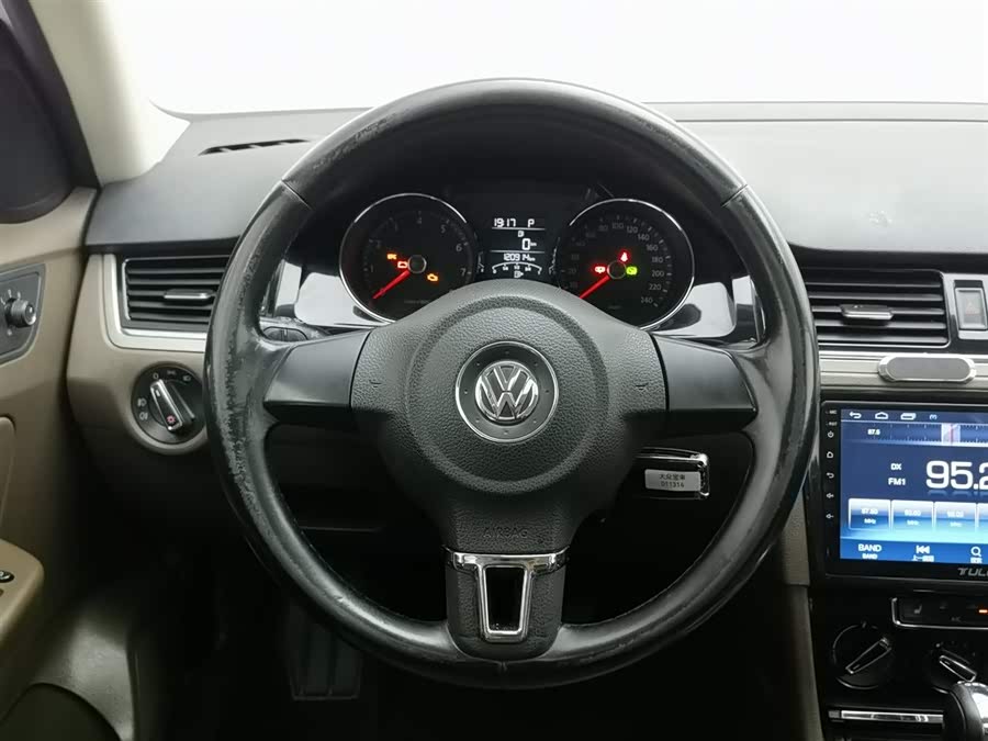 Volkswagen Bora 2013 car image #12