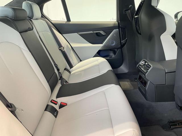 BMW M5 New Energy 2025 car image #12