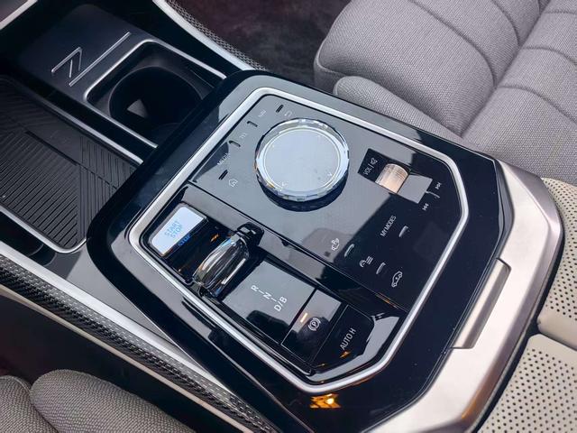 BMW i7 M70L 2024 car image #12