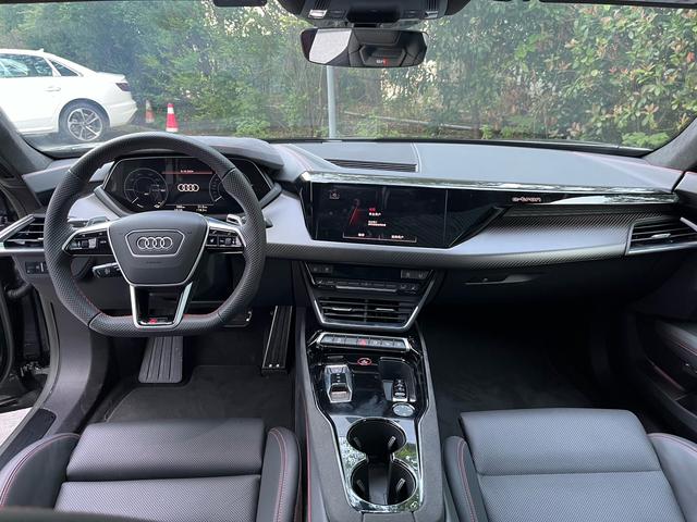 Audi RS e-tron GT 2023 immagine di auto #12