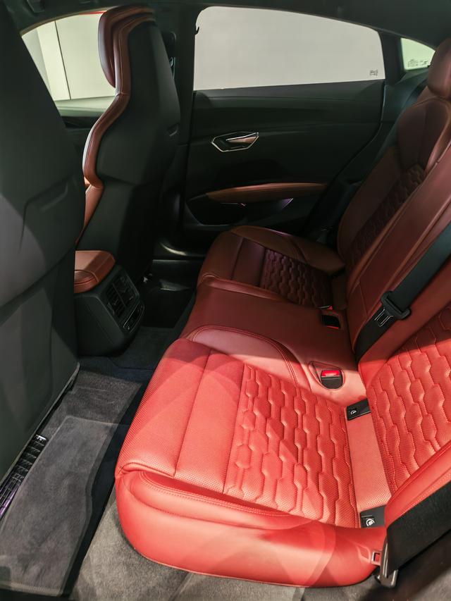 Audi RS e-tron GT 2025 #12 Audi RS e-tron GT 2025 car image #12