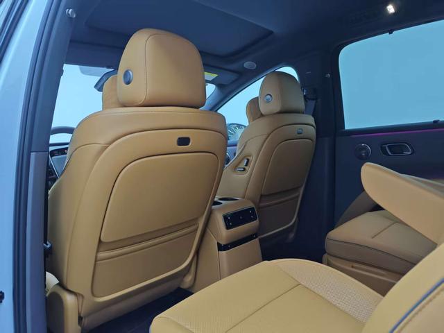 Li i8 2025 image de voiture #12