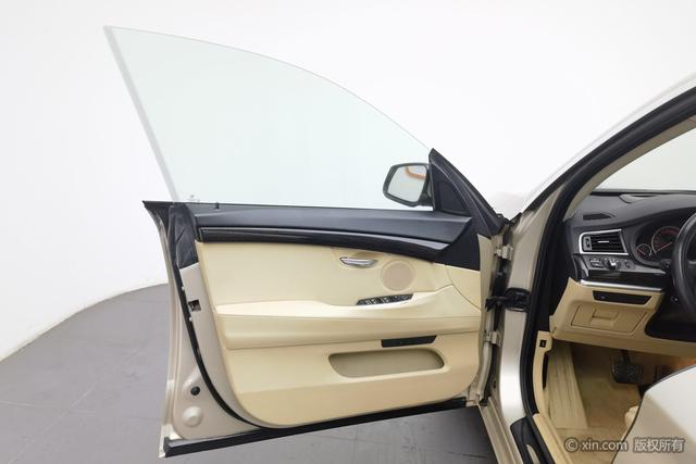 BMW 5 Series GT 2011 immagine di auto #12