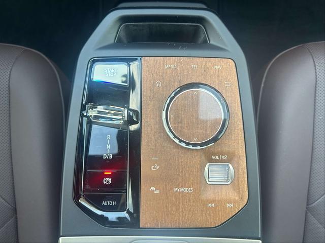 BMW iX 2022 car image #12