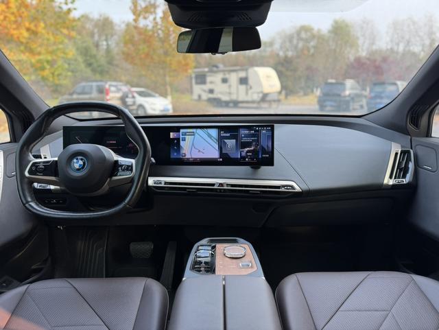 BMW iX 2022 car image #12