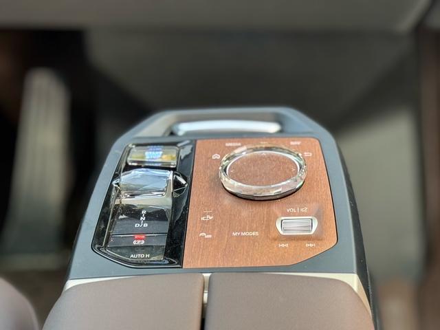 BMW iX 2024 car image #12