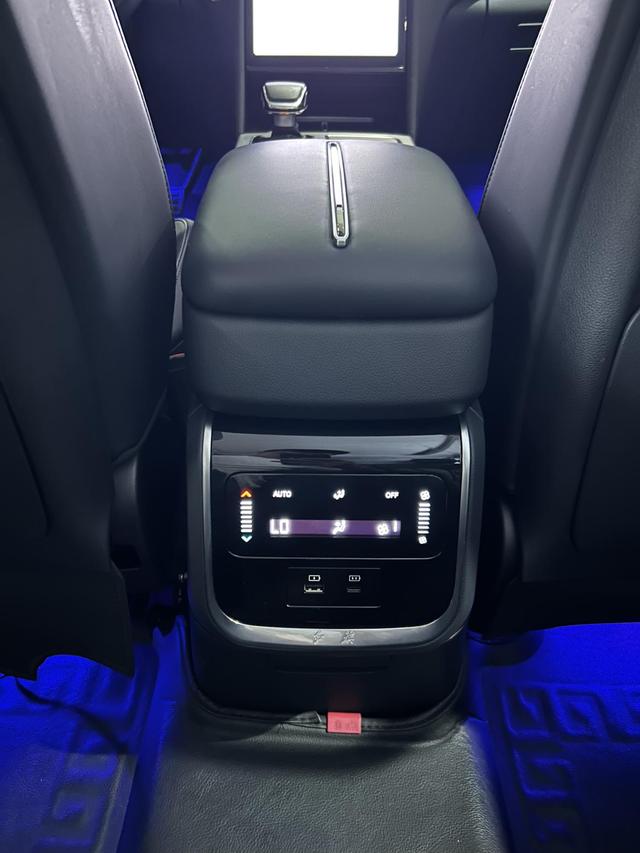 HongQi HS7 PHEV 2024 car image #12