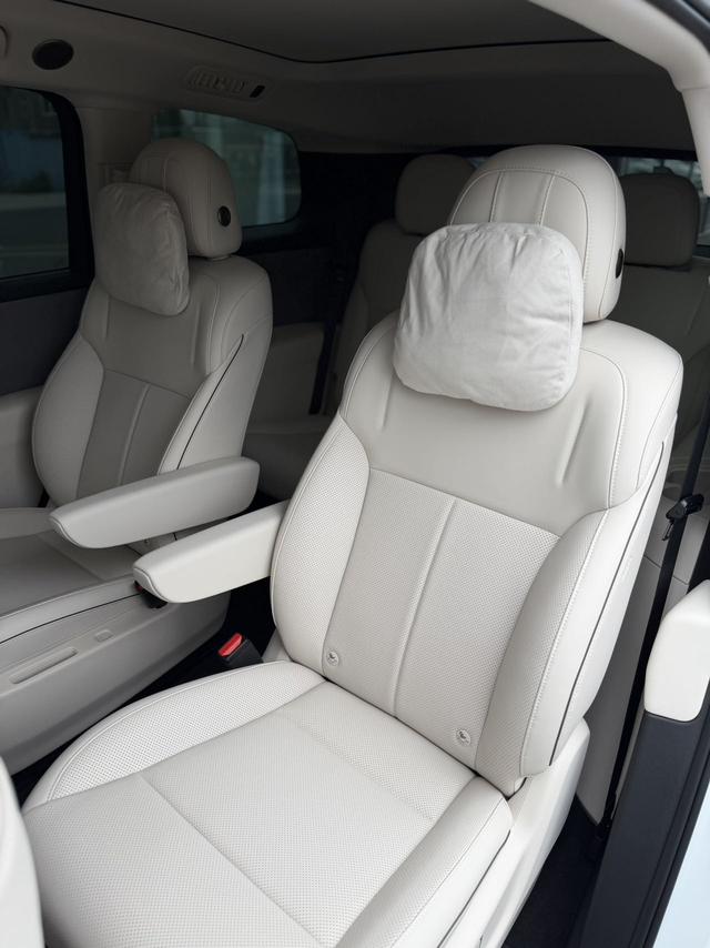 Li i8 2025 image de voiture #12