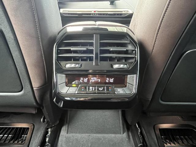 BMW iX 2024 immagine di auto #12