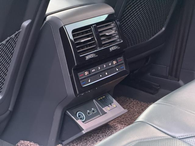 Volkswagen Touareg 2018 car image #12